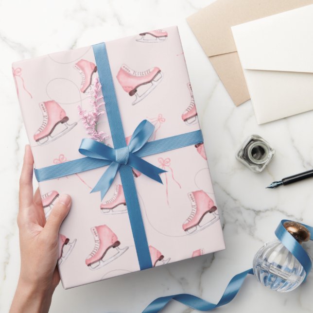 Skor av mönster på på på vinterfärgsskor av rosa presentpapper (Gifting)