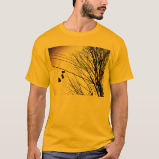 Skor på en kraftledning tee shirt