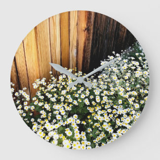 Sköra vita blommor mot väderbitet staket stor klocka