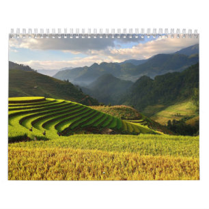 Skördeväxter på berg med grumlig himlar kalender