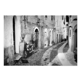 Skoter på en gata i Italien i svartvitt Fototryck