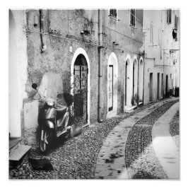 Skoter på en gata i Italien i svartvitt Fototryck