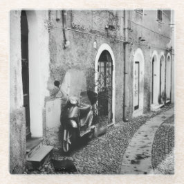 Skotrar på en gata i Italien i svartvitt