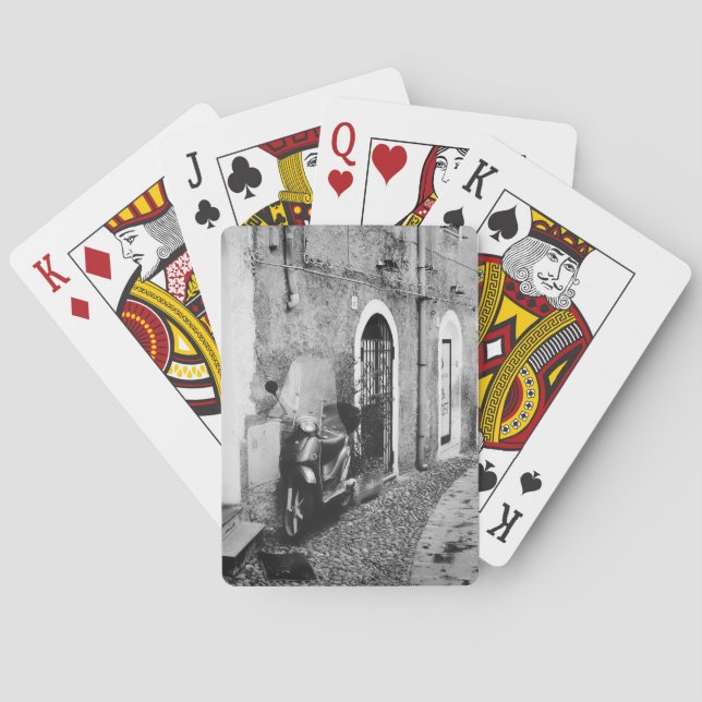 Skotrar på en gata i Italien i svartvitt Casinokort (Baksidan)