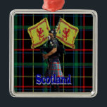 Skotsk piper på tartan julgransprydnad metall<br><div class="desc">Rolig hund karaktär klädd som en skotsk bagpiper med en röd kilt på en grönt vintage tjärtan,  strimlad bakgrund och patriotisk lejon rampant flaggor av Skottland och blåSkottland. Besök VINTAGEPRINTS-FÖRVARINGEN för matchande produkter och mer roligt,  söta djurteckensamlingar.</div>