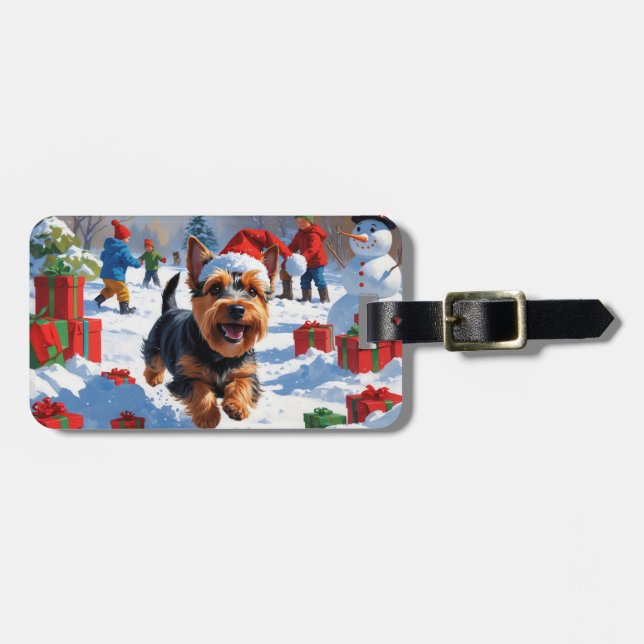 Skotsk terrier som springer i snö med julhatt bagagebricka (Horisontell Framsida)