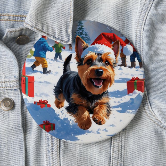 Skotsk terrier som springer i snö med julhatt knapp (In Situ)