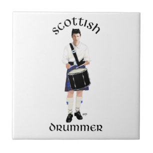 Skotsk trummis - Blå kilt Kakelplatta