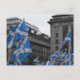Skotska flaggor vajar stolt i Glasgow Vykort