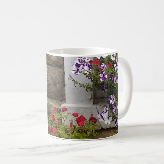 Skotska stuvningsfönster med petunias och ro kaffemugg (Framsida höger)