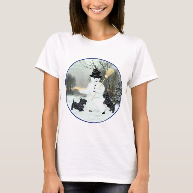 Skotska terrier bygger snöman t-shirt (Framsida)