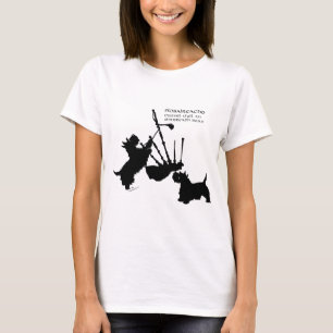 Skotska terrier med Great Highland sekkepipa T Shirt