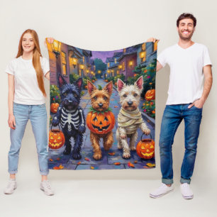 Skotska terrierhundar i Halloween-kostymer Fleecefilt