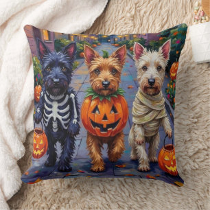 Skotska terrierhundar i Halloween-kostymer Kudde
