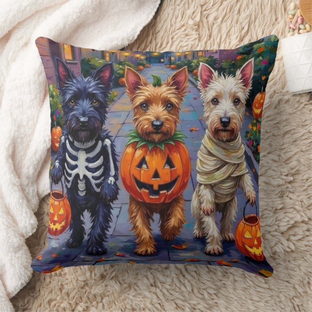 Skotska terrierhundar i Halloween-kostymer Kudde (Filt)
