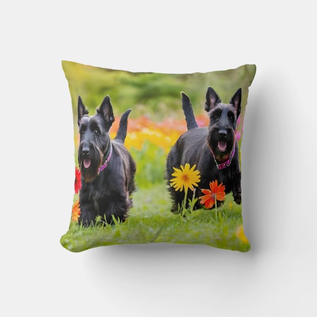 Skotska terriers i gräs och blommor kudde (Framsida)