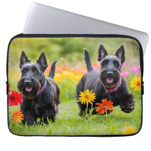 Skotska terriers i gräs och blommor laptop fodral