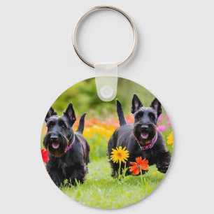 Skotska terriers i gräs och blommor nyckelring