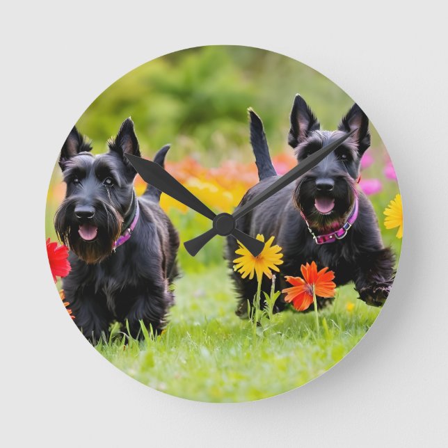 Skotska terriers i gräs och blommor rund klocka (Framsida)