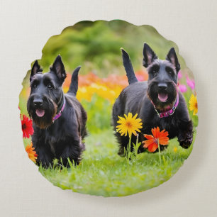 Skotska terriers i gräs och blommor rund kudde