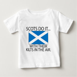Skottar gör det... Med sina kilts i luften Tee