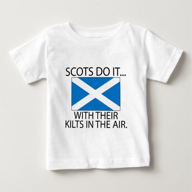 Skottar gör det... Med sina kilts i luften Tee (Framsida)