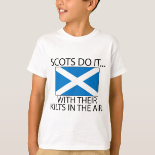 Skottar gör det... Med sina kilts i luften Tee Shirt