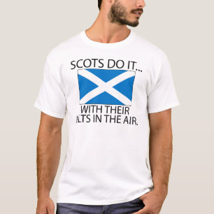 Skottar gör det... Med sina kilts i luften Tee Shirt