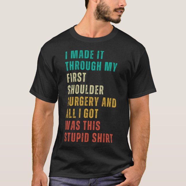 Skoulder Surgery Post Surgery Gag kommer snart T Shirt (Framsida)