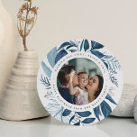 Skräckande | Round Hanukkah Photo Julkort<br><div class="desc">Elegant Hanukkah-fotokortet i en unik rund form har ett favoritfoto omgivet av isigens blå botaniska blad och små vita bär. Personliggör med anpassningsbarna Hanukkah hälsning (visas med "önskar dig kärlek,  ljus och fred") och namn böjde sig runt fotona.</div>