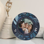 Skräckande | Round Hanukkah Photo Julkort<br><div class="desc">Elegant Hanukkah-fotokortet i en unik rund form har ett favoritfoto omgivet av isigens blå botaniska blad och små vita bär. Personliggör med anpassningsbarna Hanukkah hälsning (visas med "önskar dig kärlek,  ljus och fred") och namn böjde sig runt fotona.</div>
