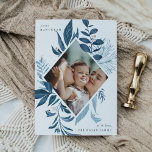 Skräckande | Vattenfärg Botaniskt Hanukkah Photo Julkort<br><div class="desc">Elegant Hanukkah-fotokort för lodrät-foton innehåller ditt foto omgivet av en geometrisk gräns av isigens blå botaniska blad och små vita vattenfärgbär. "Joyous Hanukkah" visas i det övre lämnat hörnet i grått-lettering,  med namn i den nedre högerna.</div>