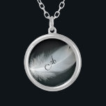 Skräddarsy det den utsmyckade monogramen på silverpläterat halsband<br><div class="desc">Monogramen på detta halsband roteras litet,  så den visas som,  om den sitter på quillen.</div>