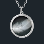 Skräddarsy det den utsmyckade monogramen på silverpläterat halsband<br><div class="desc">Monogramen på detta halsband roteras litet,  så den visas som,  om den sitter på quillen.</div>