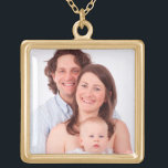 Skräddarsy familjfotoet guldpläterat halsband<br><div class="desc">Skräddarsy familjfotoet. Personifiera lätt,  genom att byta ut mallfotoet med ett minnesvärt foto av din egna familj.</div>