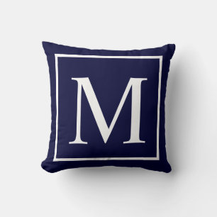 Skräddarsy monogramtext på marinblått kudde