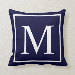 Skräddarsy monogramtext på marinblått kudde