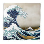Skräddarsy underbaren vinkar av Kanagawa gåvor Kakelplatta<br><div class="desc">Underbaren vinkar av Kanagawa är ett berömdt träklosstryck av den japanska konstnären Hokusai. Den publicerades i 1832 (den Edo perioden) som första i Hokusais serier 36 beskådar av Mount Fuji och är hans mest berömda arbete. Den visar ett jättelikt vinkar hota fartyg nära den japanska prefecturen av Kanagawa. Som sammanlagt...</div>