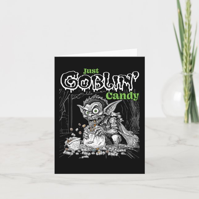 Skrämd goblin som äter godis för mörka kläder kort (Framsida)