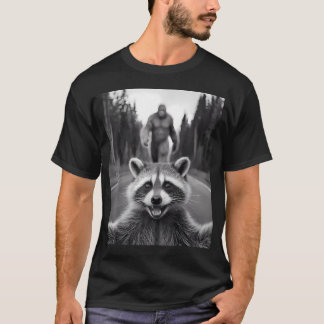 Skrämd tvättbjörn selfie med Sasquatch Bigfoot T Shirt