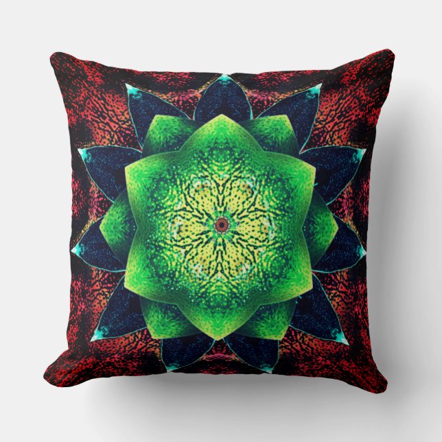 Skrämfärgad, grå, grön blomma över rött kudde (Framsida)