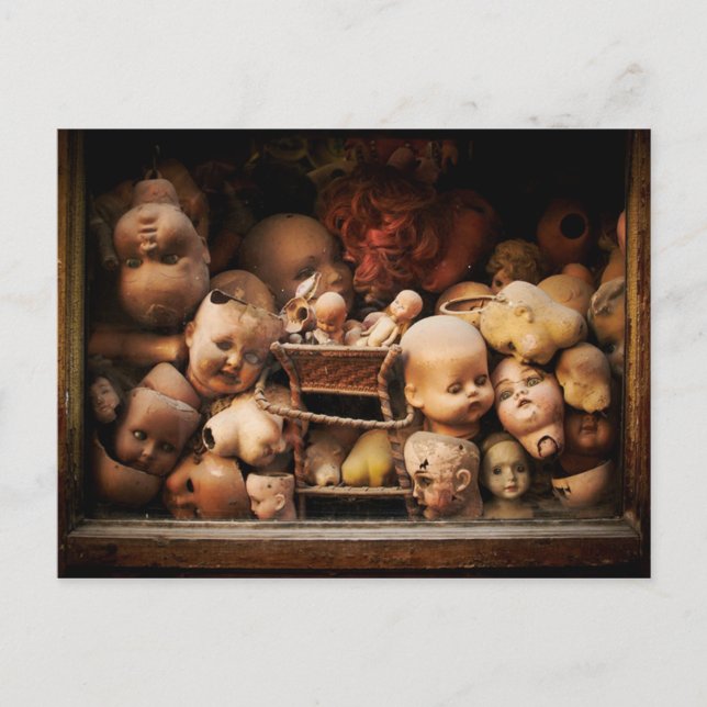 Skrämmande, avhuggna dockhuvuden vykort (Framsida)