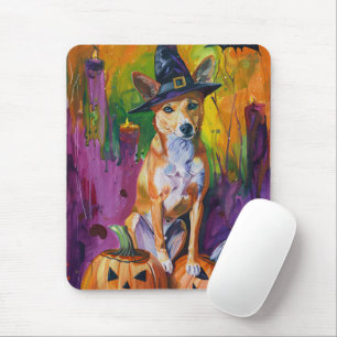 Skrämmande Basenji Halloween-häxa och pumpa Musmatta