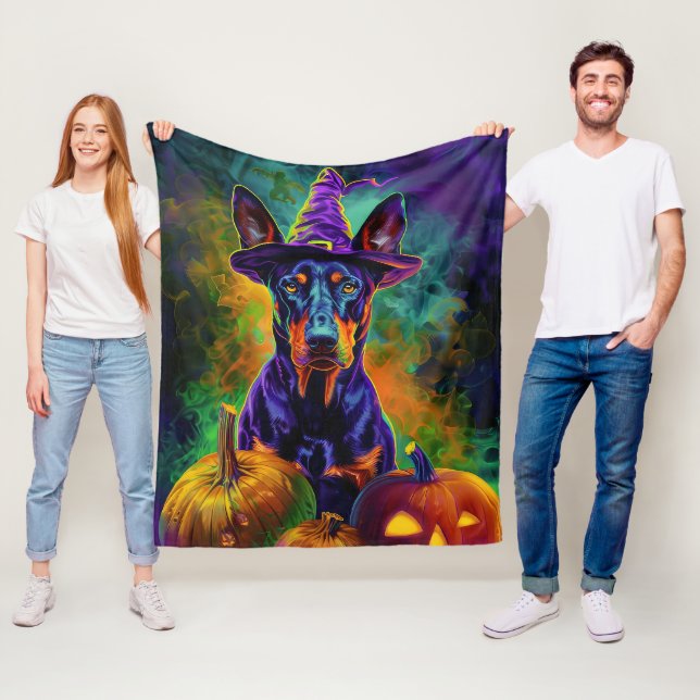 Skrämmande dobermann hund Halloween häxa och pumpa Fleecefilt (På plats)