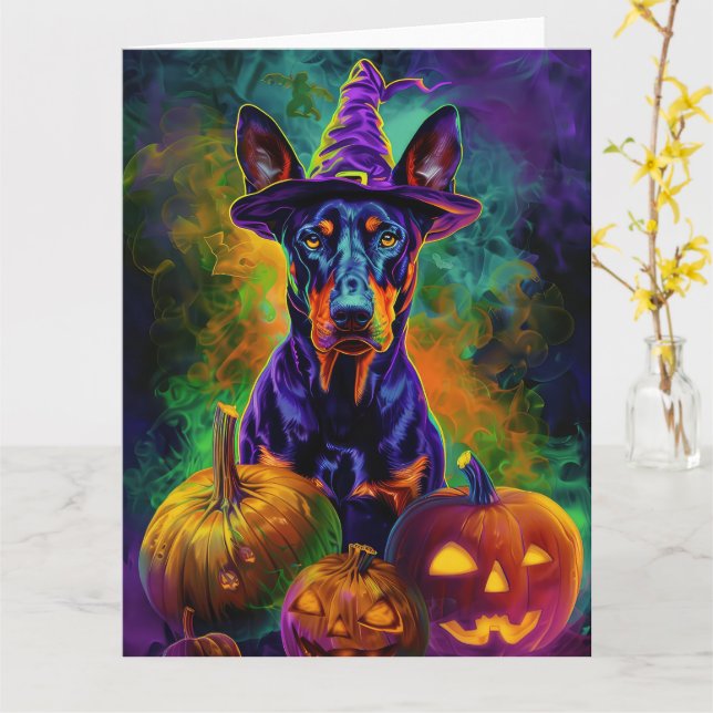 Skrämmande Dobermann Hund Halloween Häxa Och Pumpa Kort (Gul blomma)