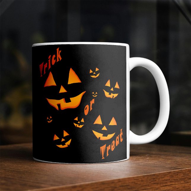 Skrämmande glöd: Jack-O'-Lantern & Bus eller godis Kaffemugg (Skapare uppladdad)