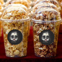 Skrämmande gotisk docka med blodstänk Halloween Runt Klistermärke