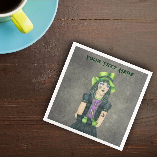 Skrämmande gotisk flicka spindelnätstattoo svart k pappersservett (Spooky goth girl green hat face arm tattoos on dark grey paper party napkins.)
