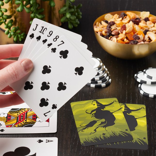 Skrämmande Halloween-häxa flygande på kvast Casinokort (Skapare uppladdad)
