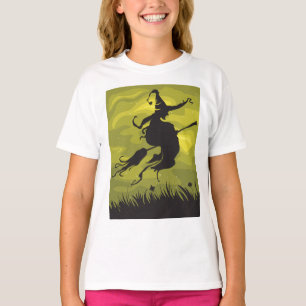 Skrämmande Halloween-häxa flygande på kvast T Shirt